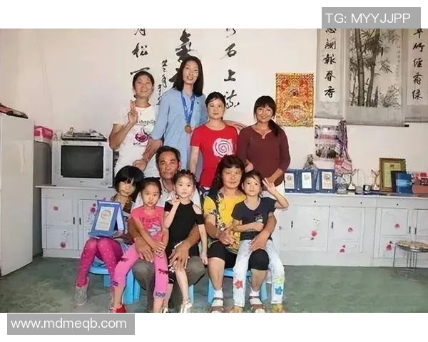 朱婷又一冠军队友当妈了,首晒一家三口全家福,亲吻儿子喜逐颜开